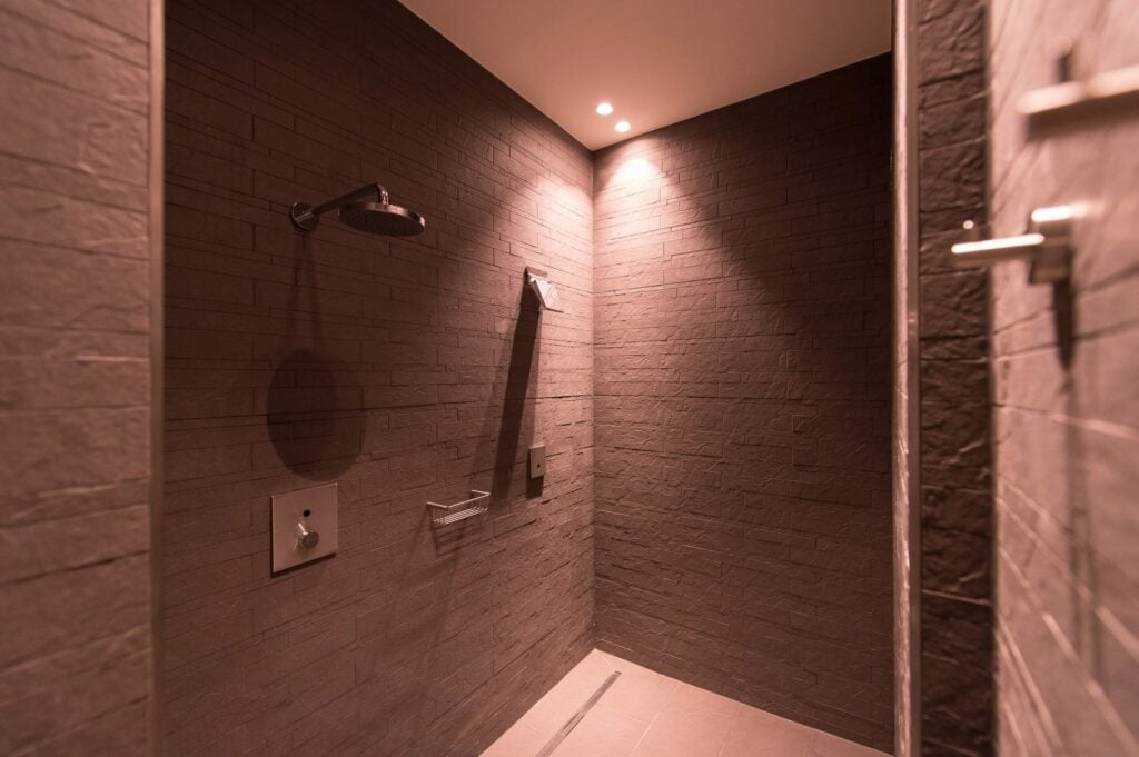 fitcenter-hallein-wellness-duschbereich-05